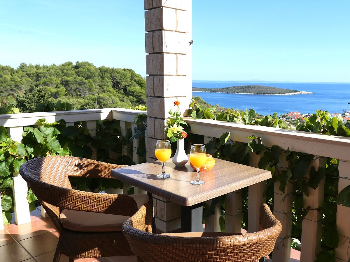 Apartment One bedroom apartment with terrace and sea view Rukavac, Vis A-8839-a