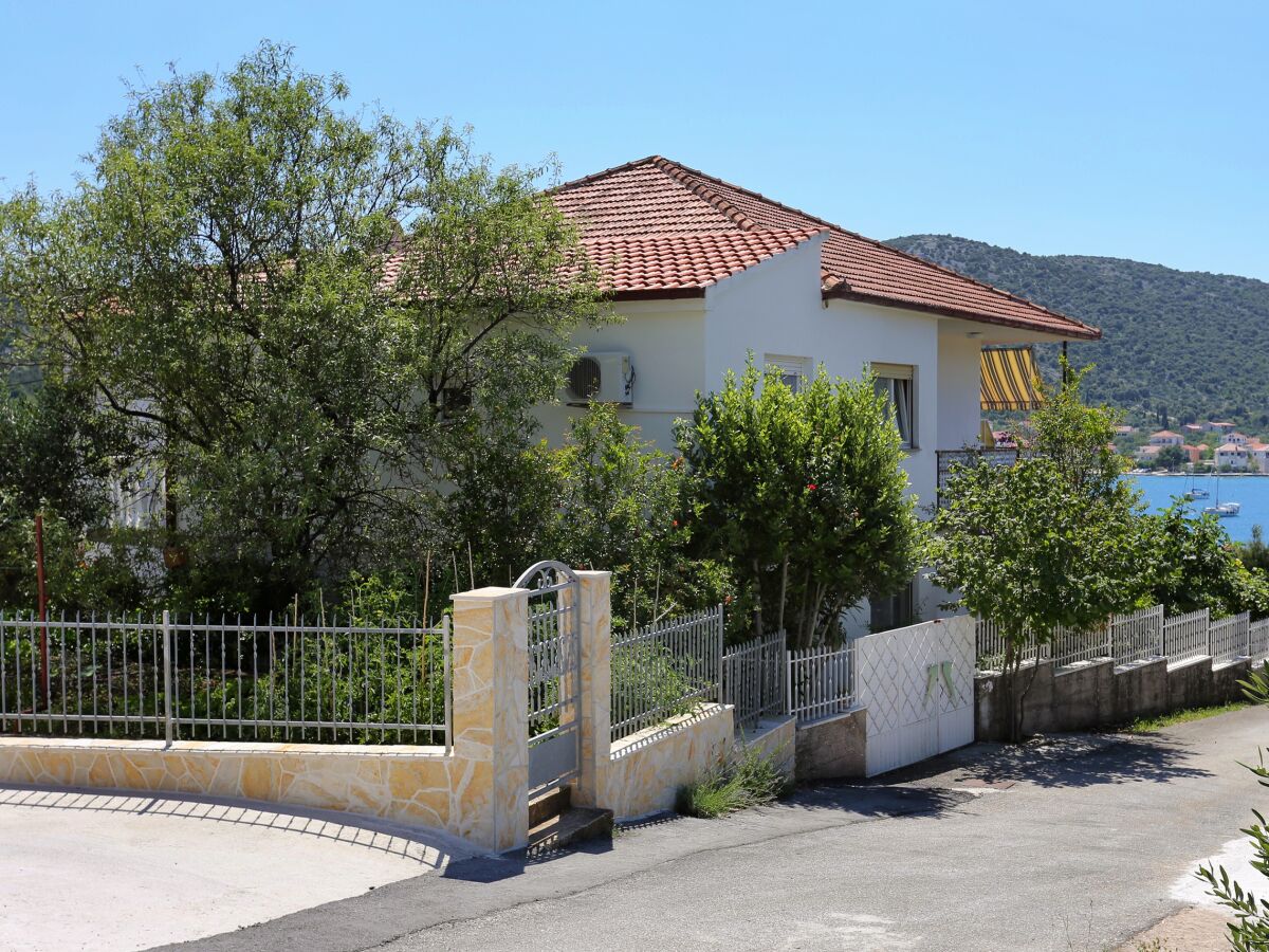 Apartment One bedroom apartment with balcony and sea view Vinišće, Trogir A-10241-a - Outdoor photo 3
