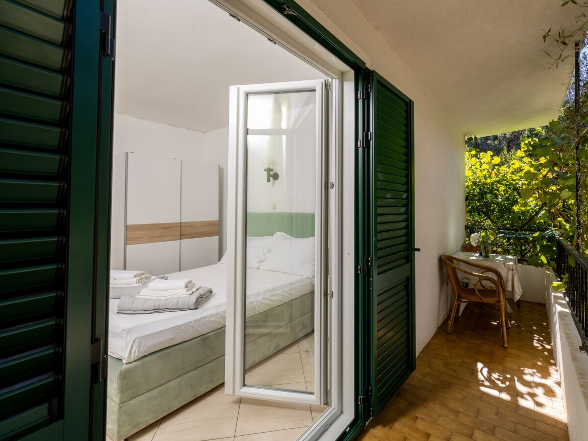 Apartment Studio flat near beach Cove Pokrivenik, Hvar AS-10427-b
