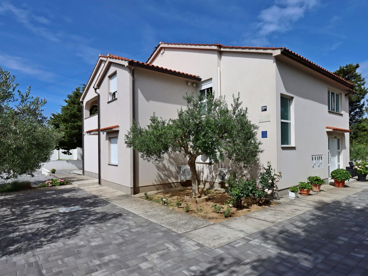 Apartment Two bedroom apartment with terrace Banjol, Rab A-12838-a - Outdoor photo 2
