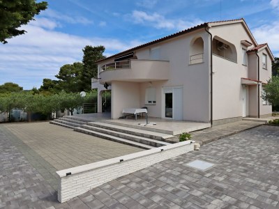 Apartment Two bedroom apartment with terrace Banjol, Rab A-12838-b - Outdoor photo 3