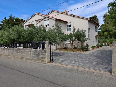 Apartment Two bedroom apartment with terrace Banjol, Rab A-12838-b - Outdoor photo 6