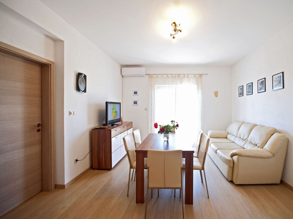 Apartment Two bedroom apartment with balcony Gornje selo, Šolta A-15545-a