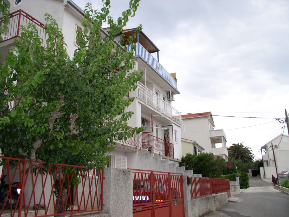 Apartment Two bedroom apartment with balcony and sea view Arbanija, Čiovo A-15595-a - Outdoor photo 2