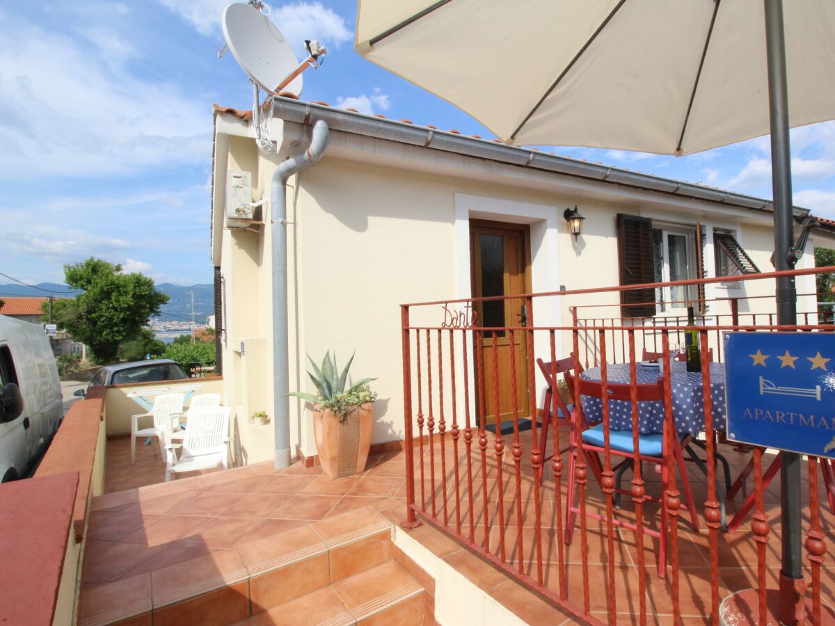 Apartment Two bedroom apartment with terrace Šilo, Krk A-18689-a