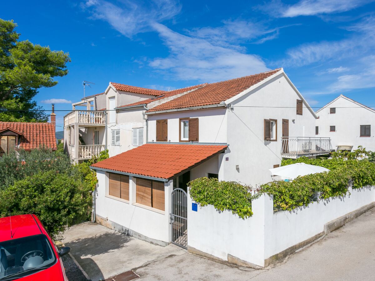 Holiday house Two bedroom house with terrace Milna, Brač K-20140