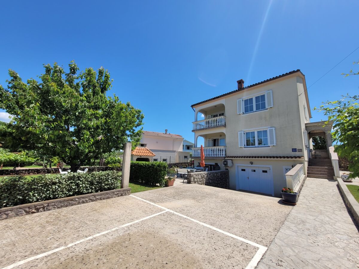 Apartment Four-bedroom apartment with terrace Sveti Anton, Krk A-20344-a - Outdoor photo 4
