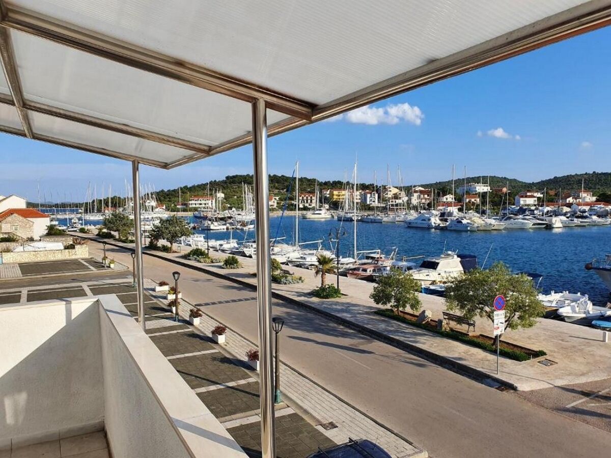 Apartment One bedroom apartment with balcony and sea view Jezera, Murter A-21908-a