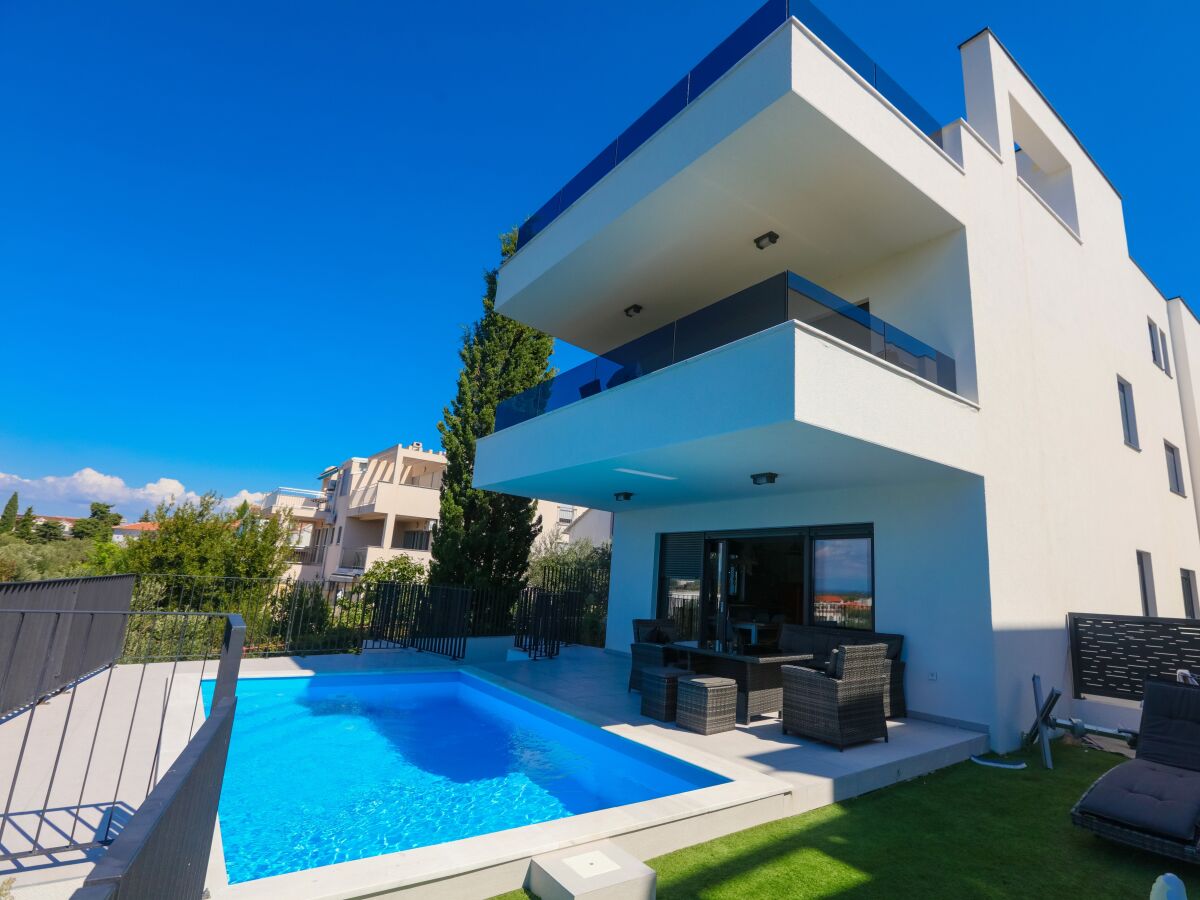 Apartment Three bedroom apartment with terrace Murter A-22942-a