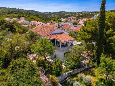 Holiday house Three bedroom house with terrace and sea view Sutivan, Brač K-23075 - Outdoor photo 2
