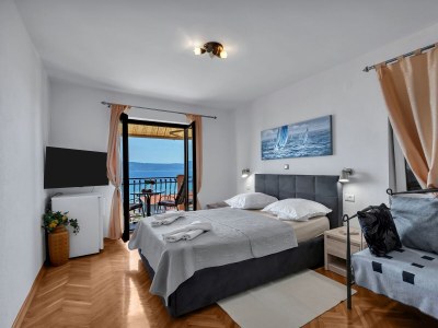 Holiday room with balcony and sea view Duće, Omiš S-10303-f in Omiš - Holiday room