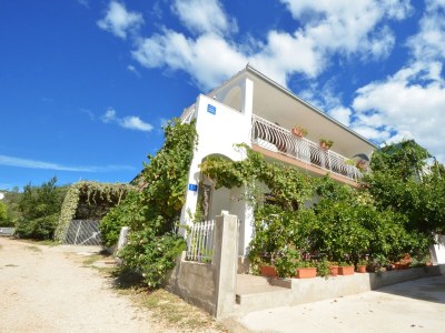 Apartment Two bedroom apartment near beach Vinišće, Trogir A-16485-a in Vinišće - Apartment