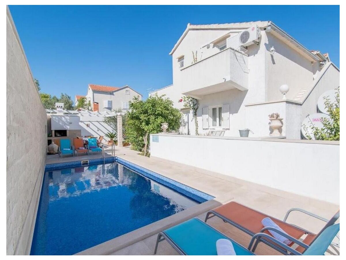 Apartment Three bedroom apartment with terrace and sea view Supetar, Brač A-16774-d