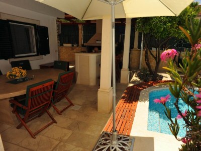Apartment Two bedroom apartment with terrace and sea view Sutivan, Brač A-16846-a in Sutivan - Apartment