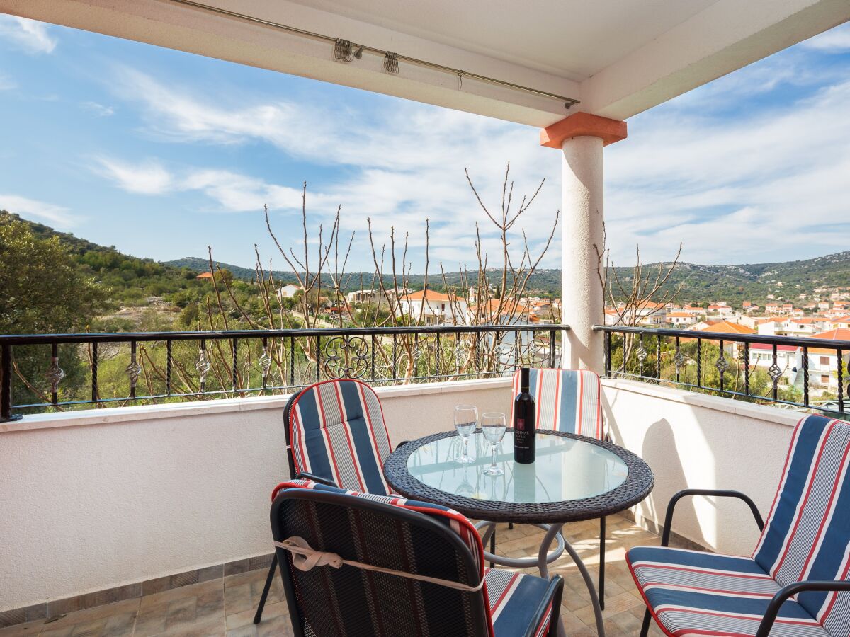Apartment One bedroom apartment with terrace and sea view Vinišće, Trogir A-16928-a
