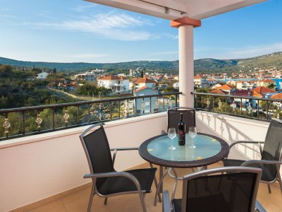 Apartment Two bedroom apartment with terrace and sea view Vinišće, Trogir A-16928-c in Vinisce - Apartment