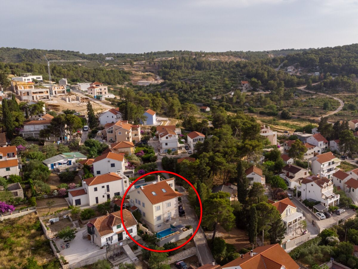 Apartment Three bedroom apartment with balcony and sea view Sutivan, Brač A-15665-a - Outdoor photo 3