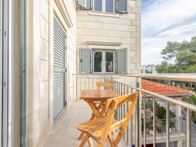 Apartment Three bedroom apartment with balcony and sea view Sutivan, Brač A-15665-a in Sutivan - Apartment
