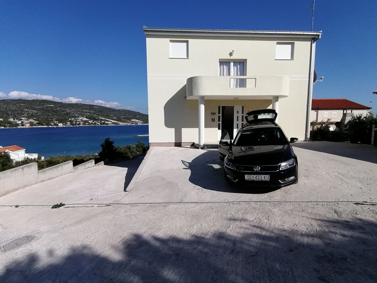 Apartment Three bedroom apartment near beach Sevid, Trogir A-18168-a - Outdoor photo 2