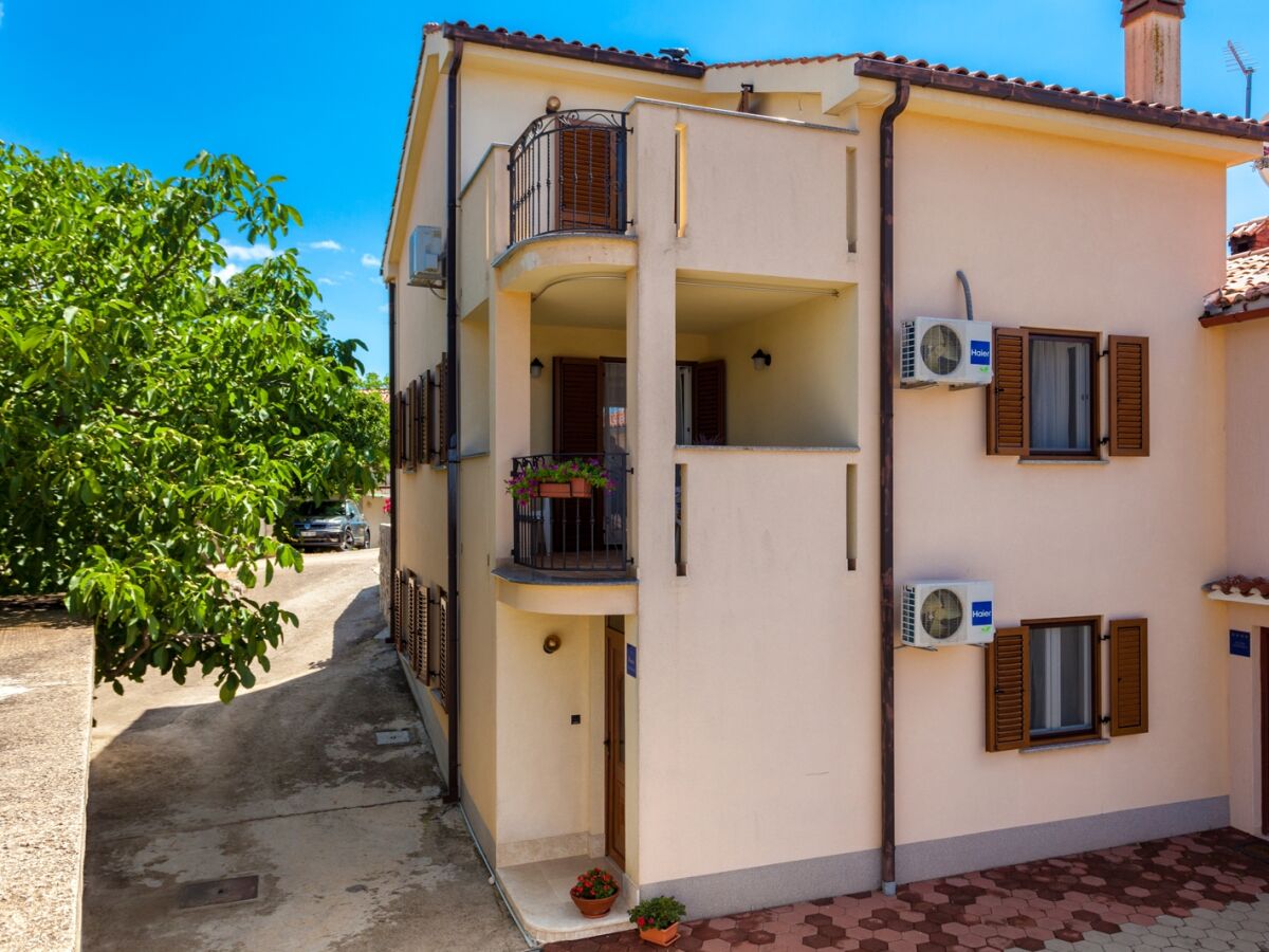 Apartment Two bedroom apartment with terrace Porat, Krk A-19272-a - Outdoor photo 2