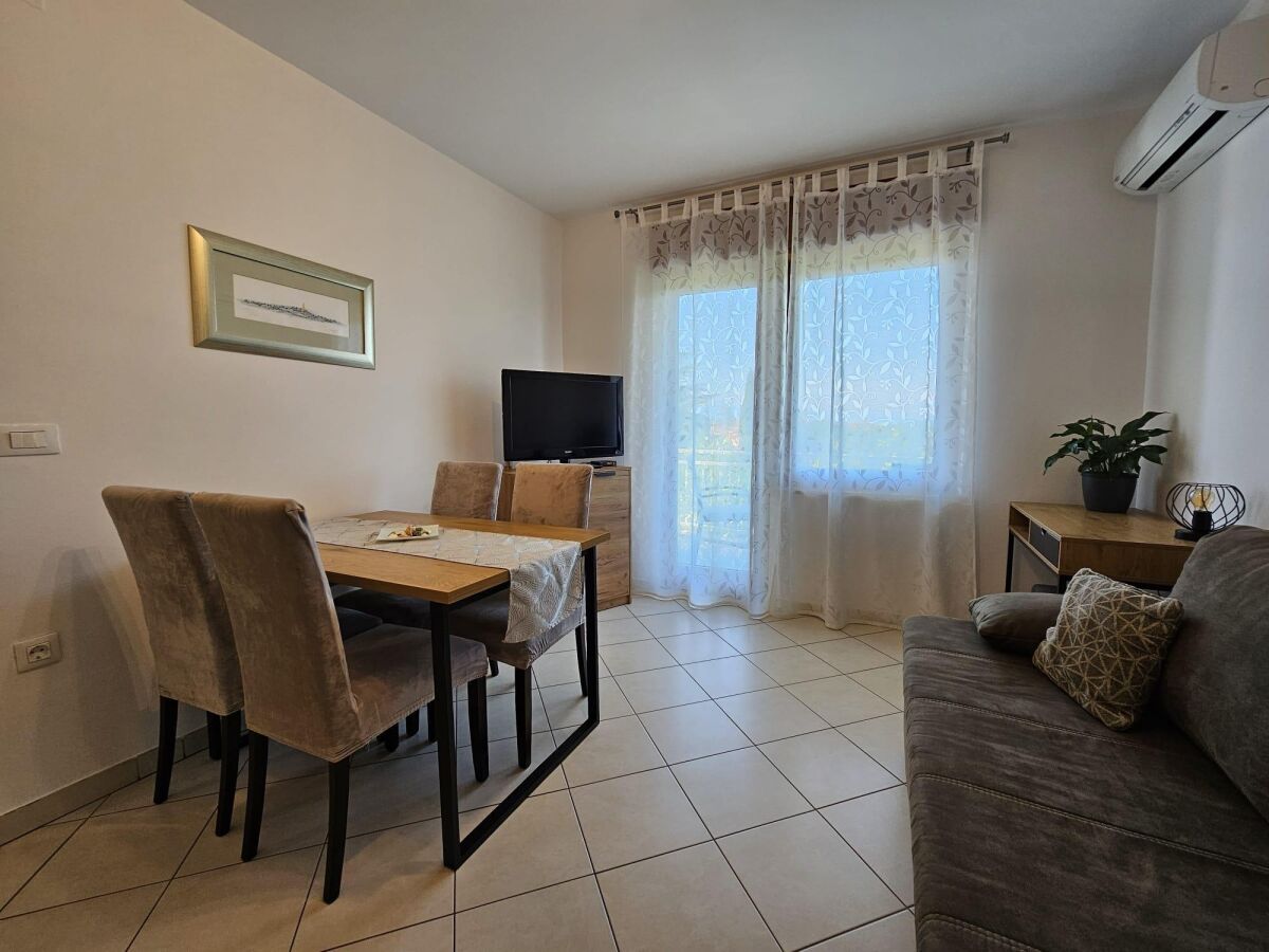 Apartment One bedroom apartment with balcony Malinska, Krk A-19389-c