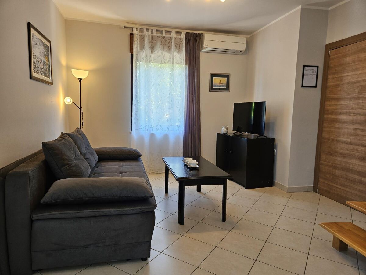 Apartment One bedroom apartment with balcony Malinska, Krk A-19389-d