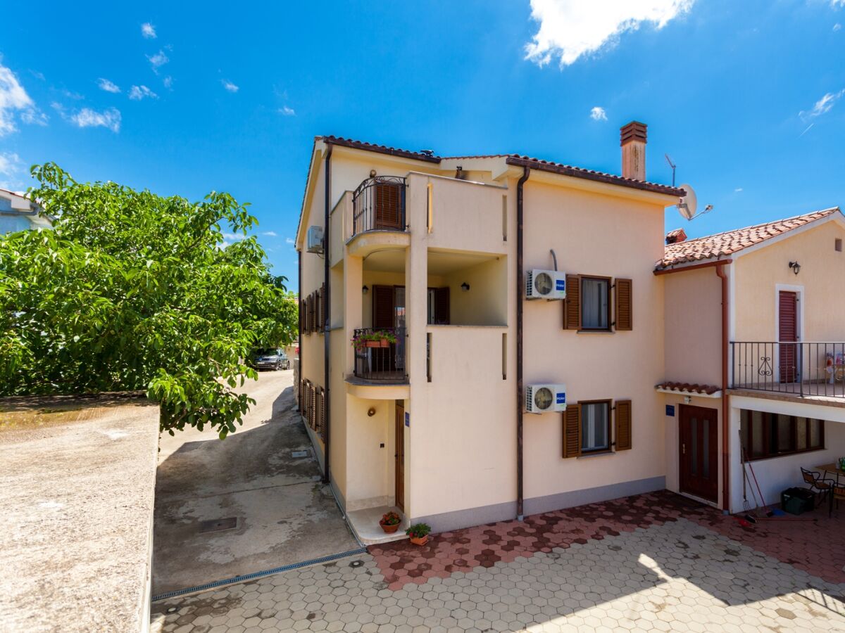 Apartment Two bedroom apartment with terrace Porat, Krk A-20441-a - Outdoor photo 2