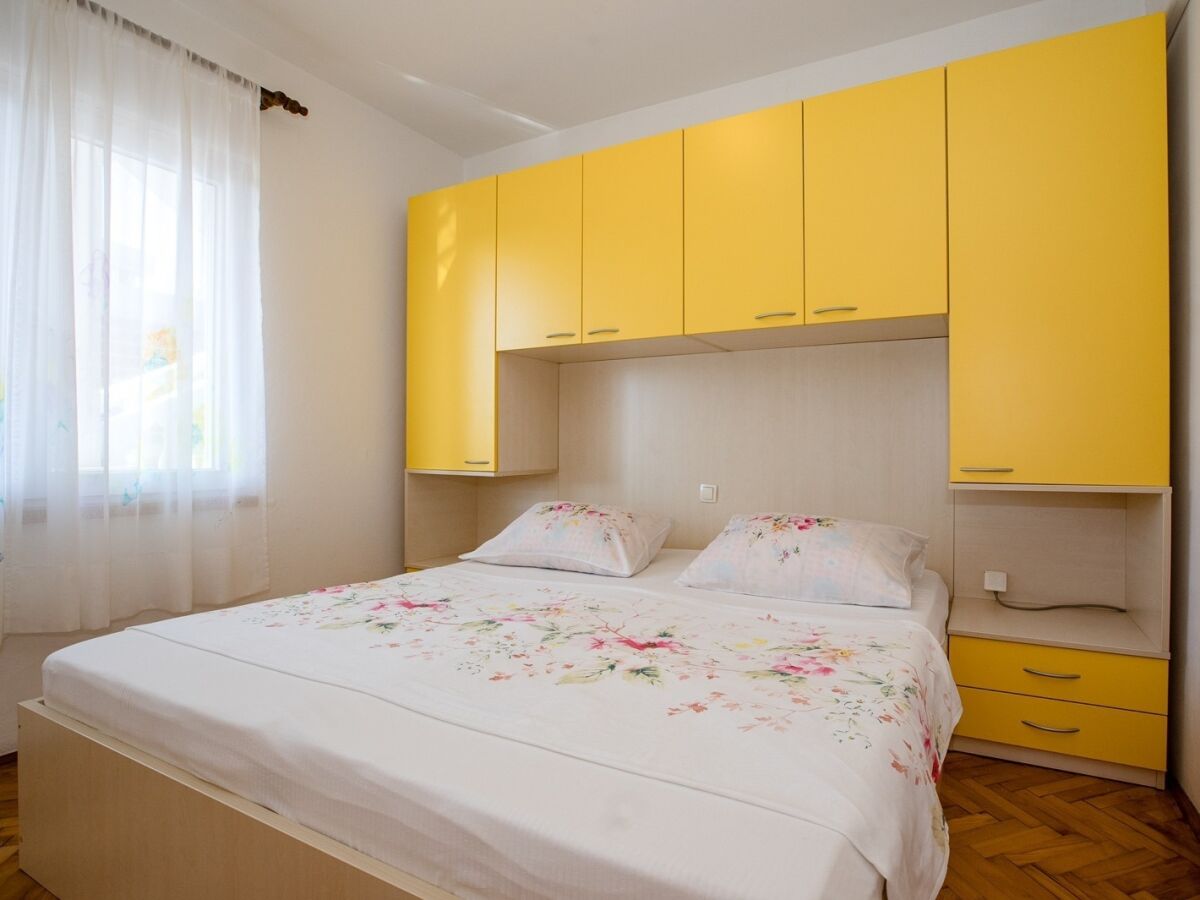 Apartment Three bedroom apartment with balcony Lopar, Rab A-22558-b