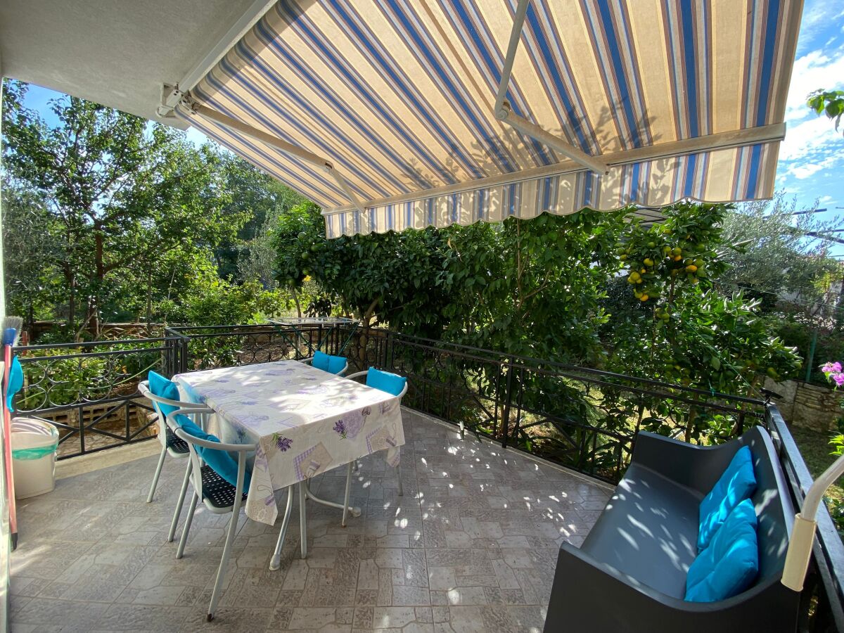 Holiday room with terrace Rovinj S-23148-a