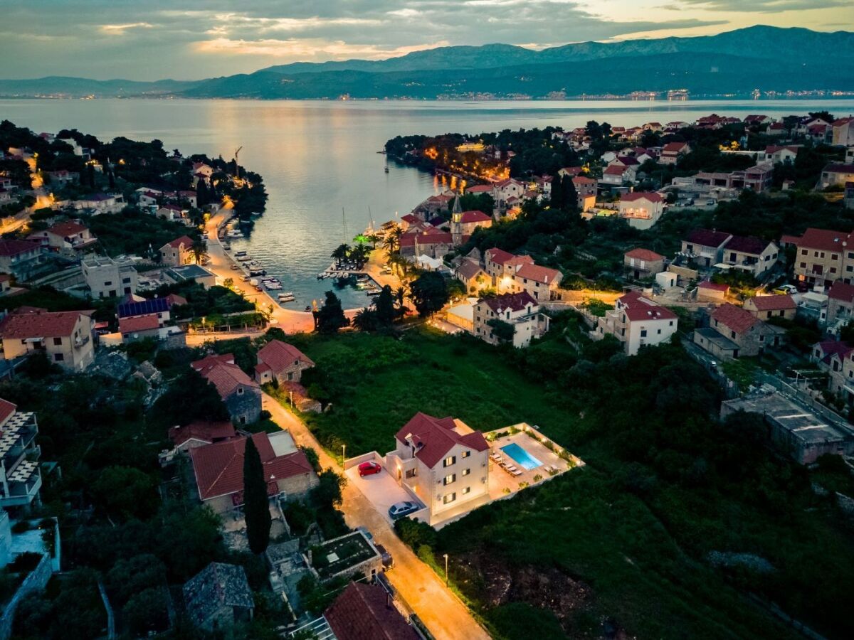 Villa Comfortable and spacious house with terrace and sea view Splitska, Brač K-23815