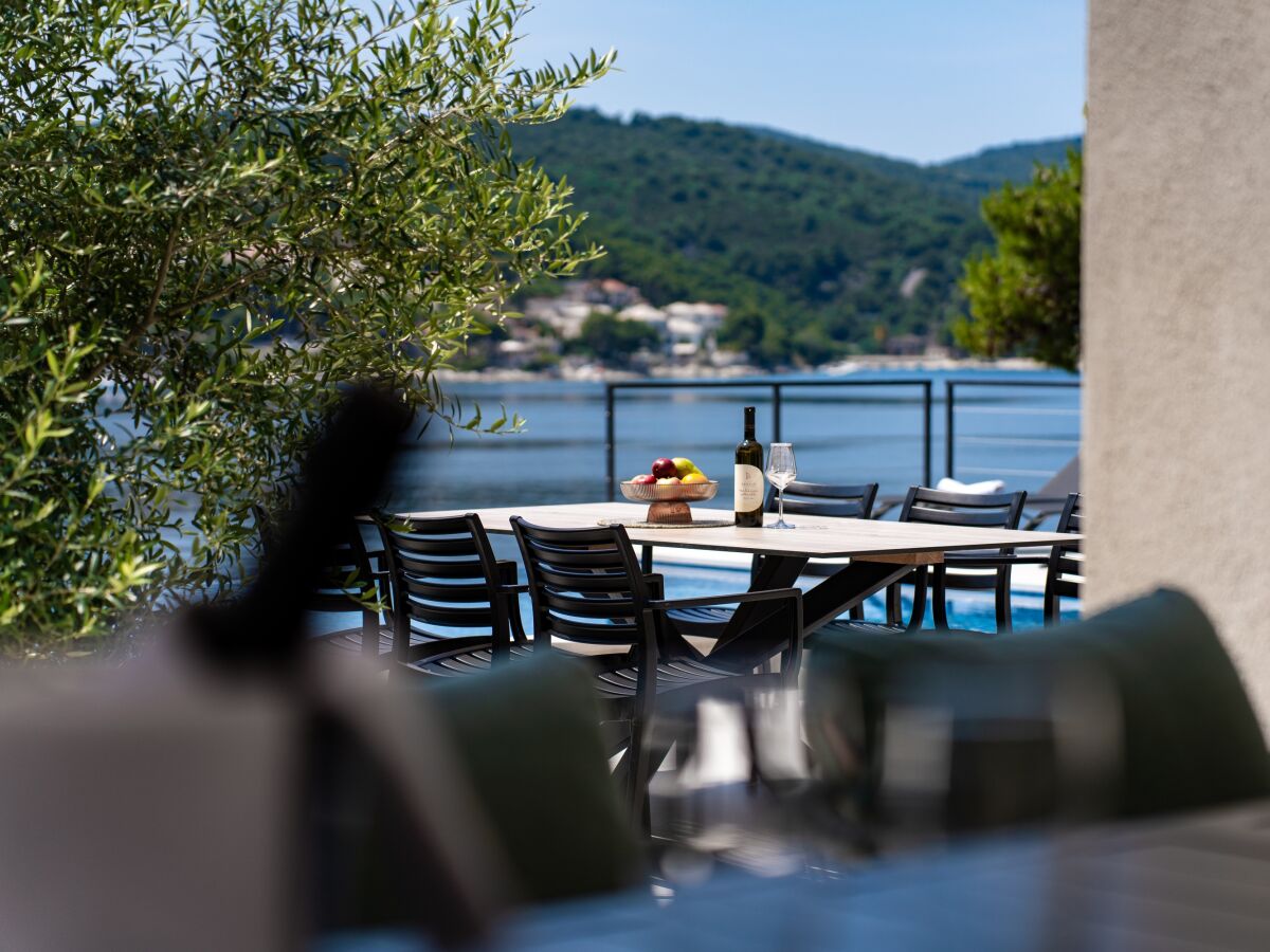 Villa Three bedroom house near beach Sumartin, Brač K-5639