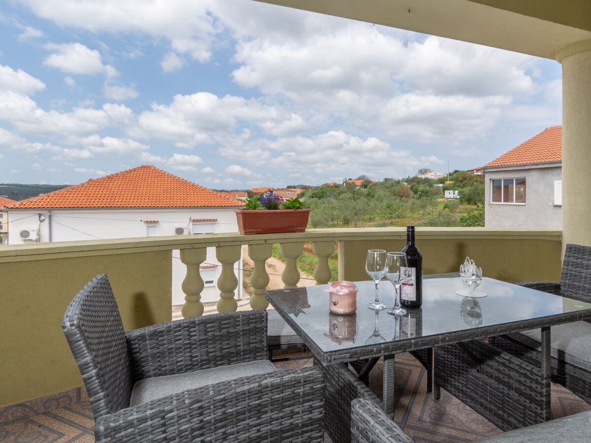 Apartment Three bedroom apartment with terrace and sea view Posedarje, Novigrad A-6190-a