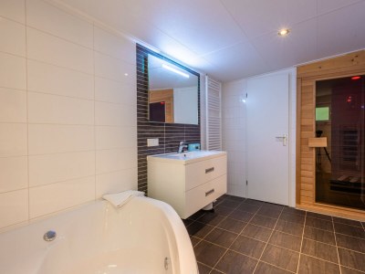 Chalet Vakantiepark De Wiltzangh - Bosrand Wellness Cabin - Features photo 9