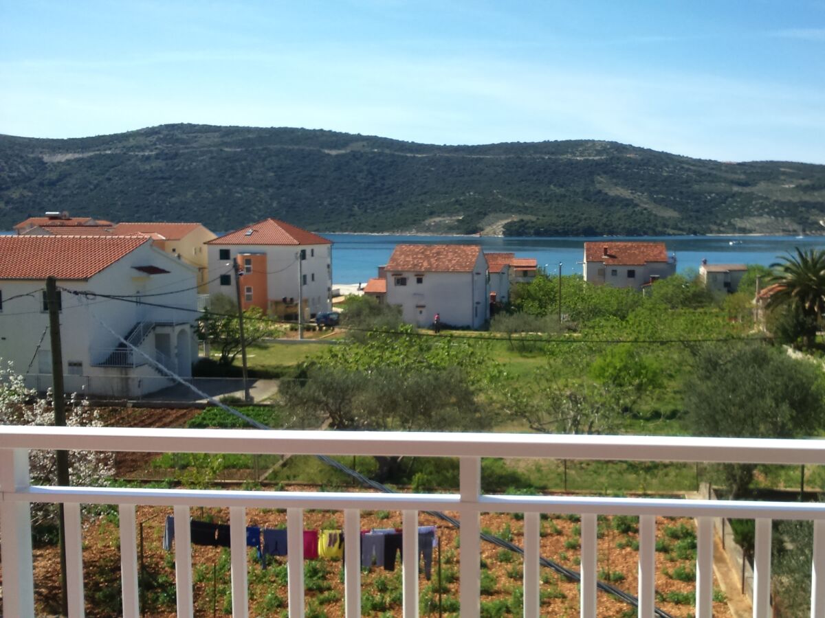 Apartment Two bedroom apartment with balcony and sea view Poljica, Trogir A-14803-b
