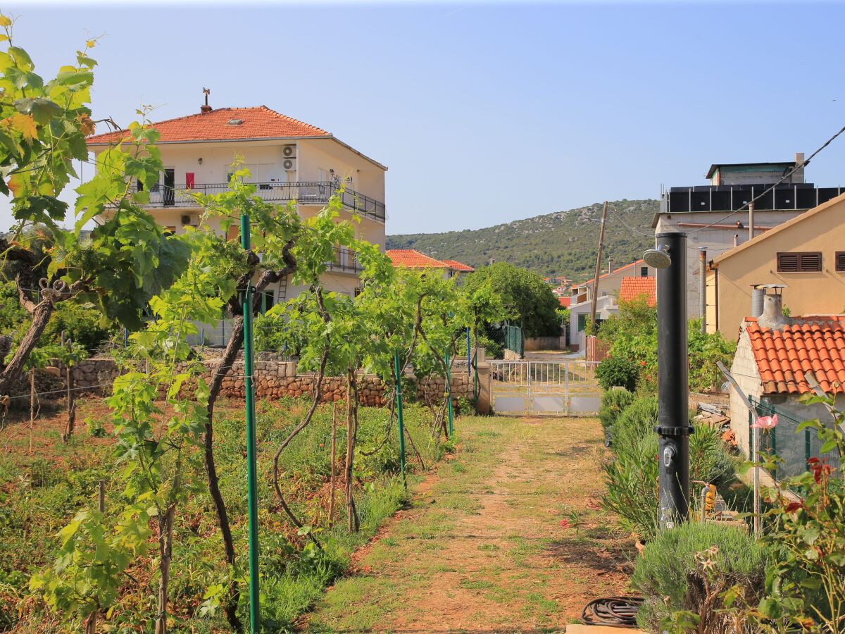 Apartment Two bedroom apartment with terrace Vinišće, Trogir A-24197-a - Outdoor photo 5