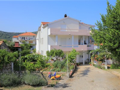 Apartment Two bedroom apartment with terrace Vinišće, Trogir A-24197-a - Outdoor photo 2