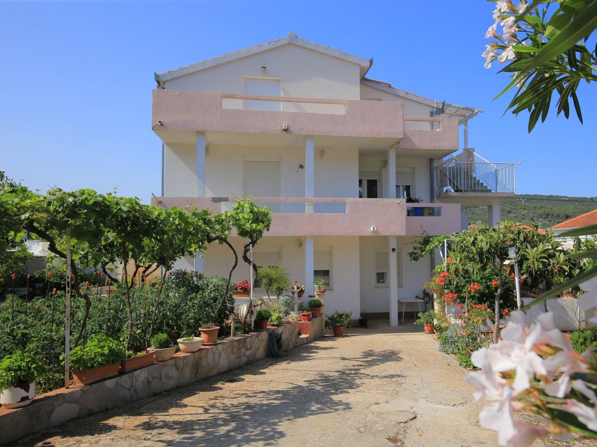 Apartment Two bedroom apartment with balcony and sea view Vinišće, Trogir A-24197-c - Outdoor photo 3