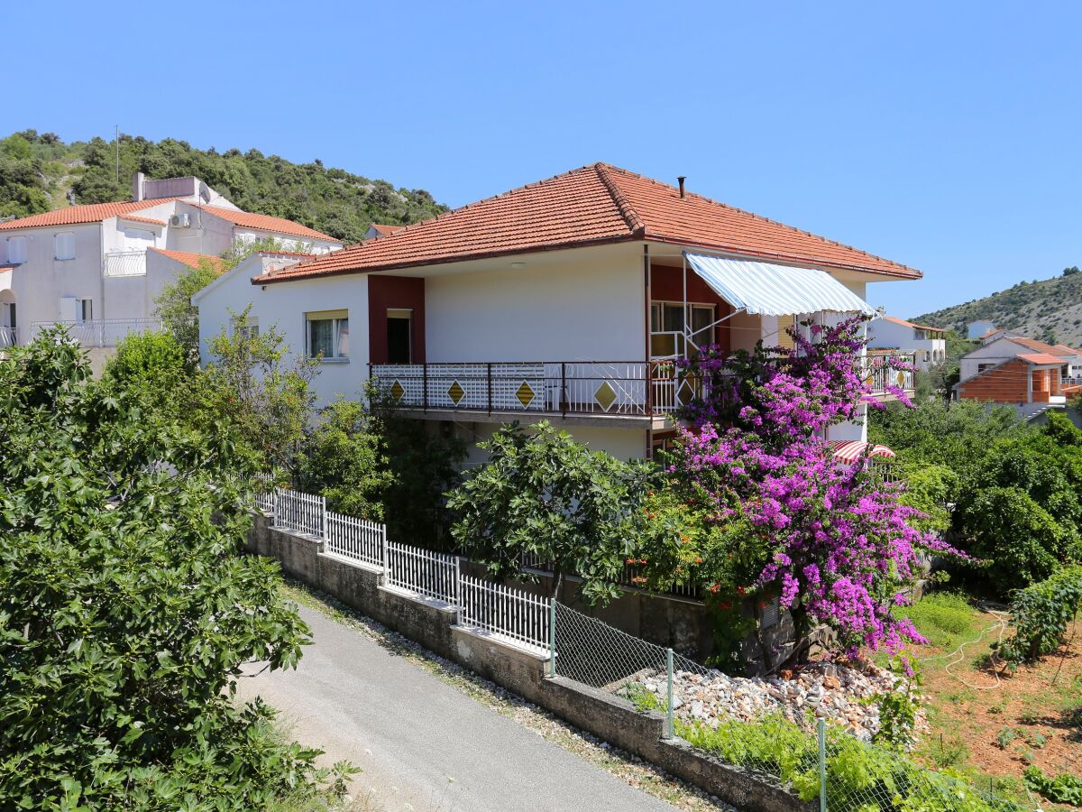 Apartment Two bedroom apartment with terrace and sea view Vinišće, Trogir A-10241-b - Outdoor photo 2