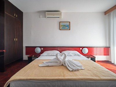 Apartment Hotel Issa - Double Room Sea View 19 - Features photo 12
