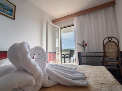 Apartment Hotel Issa - Double Room Sea View 27 - Features photo 16