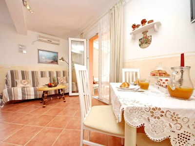 Apartment One Bedroom Apartment with Balcony and Sea View (Zavala) - Features photo 7
