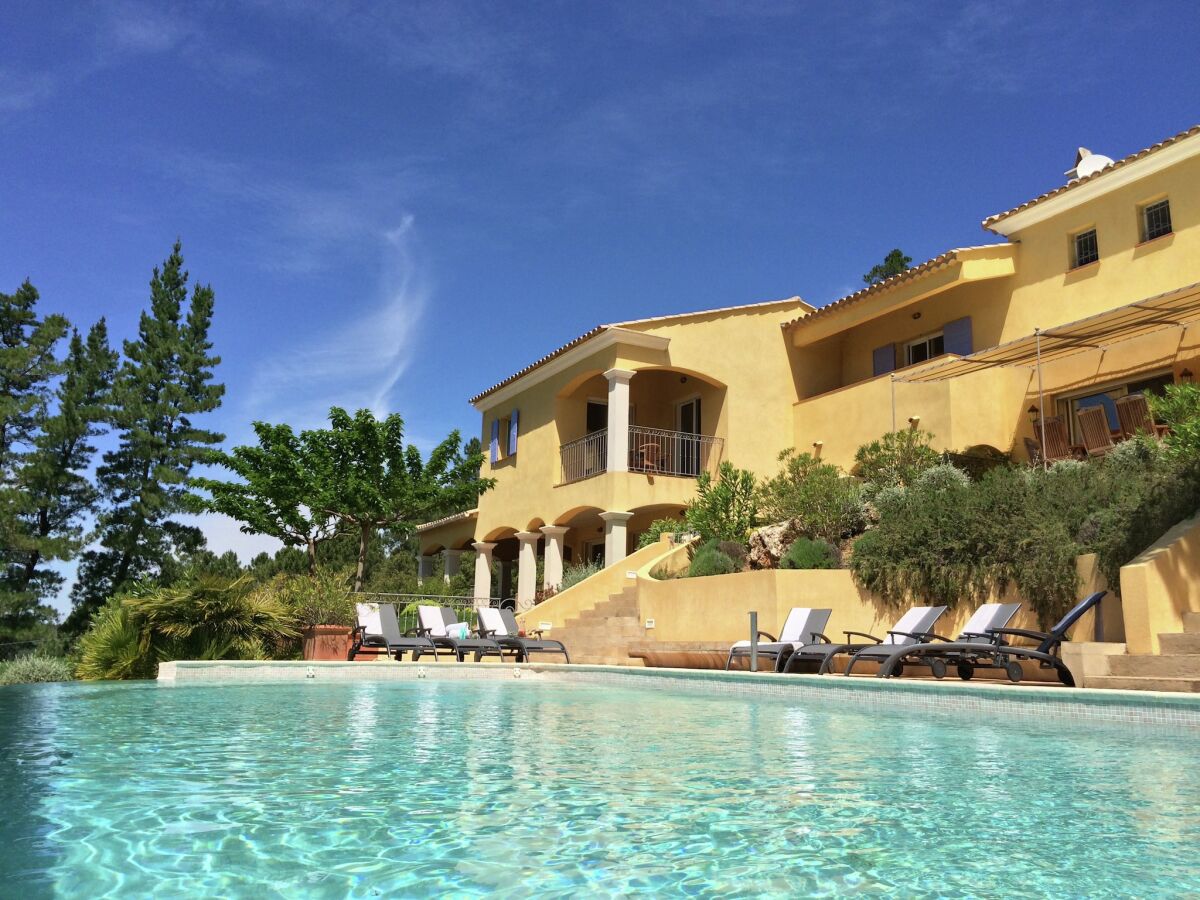 Villa Villa in Le Muy mit Pool und See
