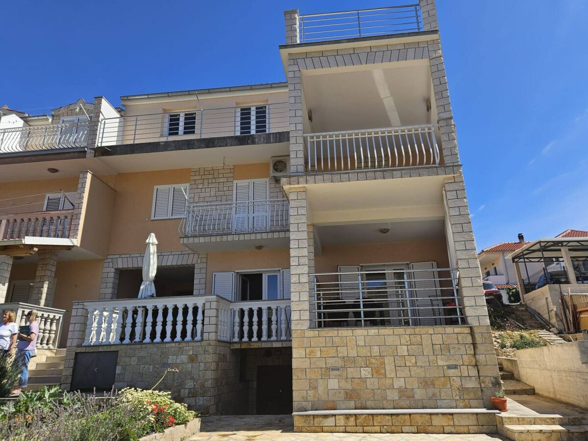 Apartment Apartment in the coastal town of Grebastica