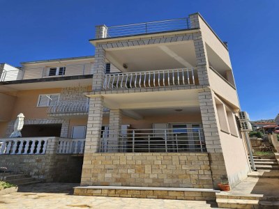 Apartment Apartment in the coastal town of Grebastica - Outdoor photo 6