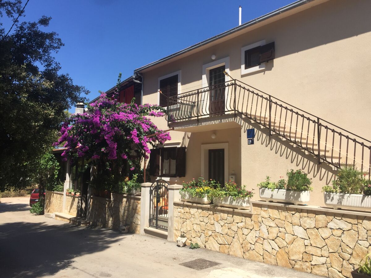 Apartment Two bedroom apartment with terrace Mirca, Brač A-2886-b - Outdoor photo 2