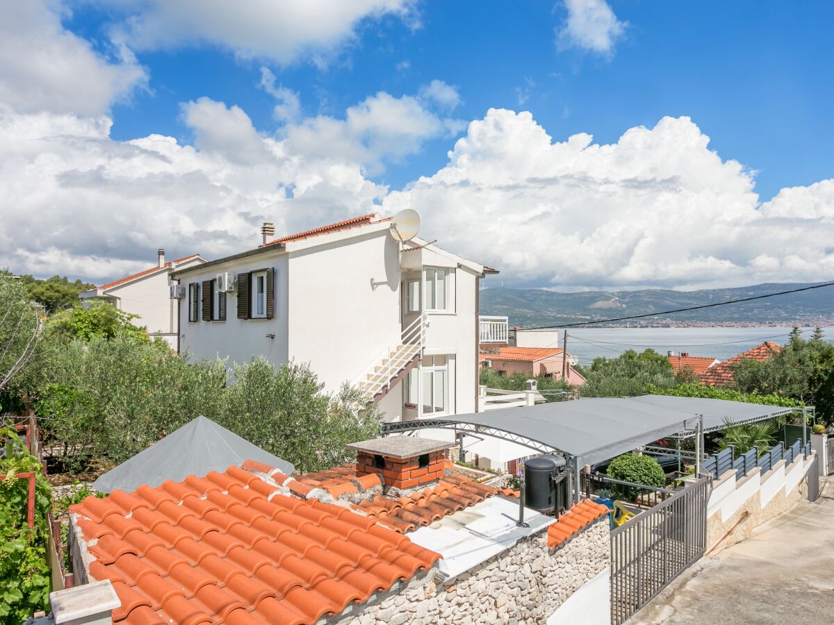 Apartment One bedroom apartment with balcony and sea view Slatine, Čiovo A-6000-b