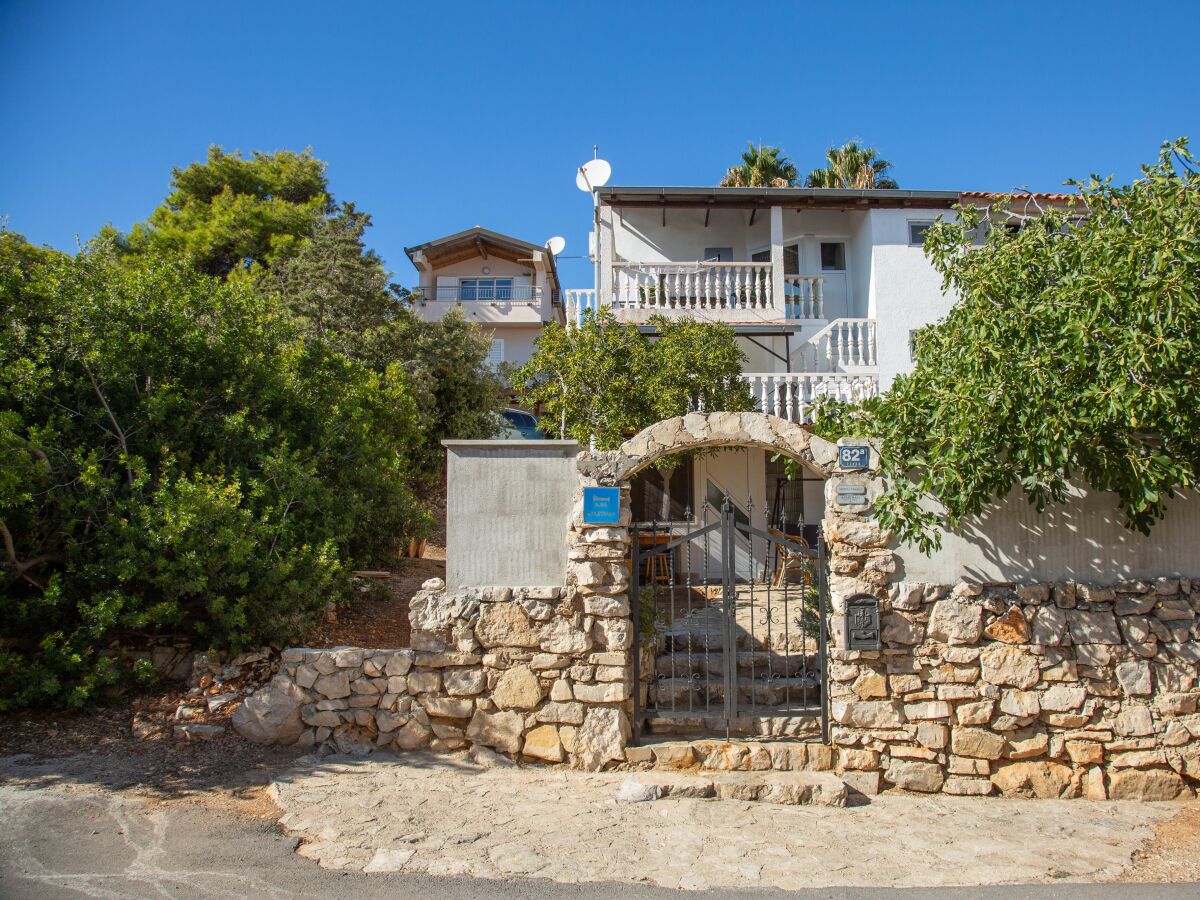 Apartment Two bedroom apartment with terrace and sea view Milna, Vis A-8895-a