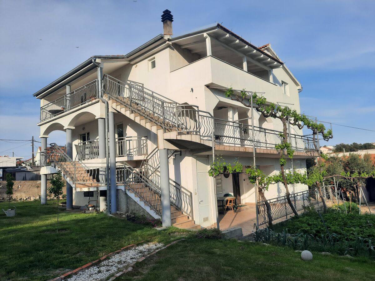 Apartment Two bedroom apartment with terrace Pakoštane, Biograd A-14054-c
