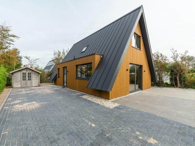 Holiday house Attraktiv eingerichtete, freistehende Villa für 8 Personen mit einem schönen großen Garten! - Holiday house