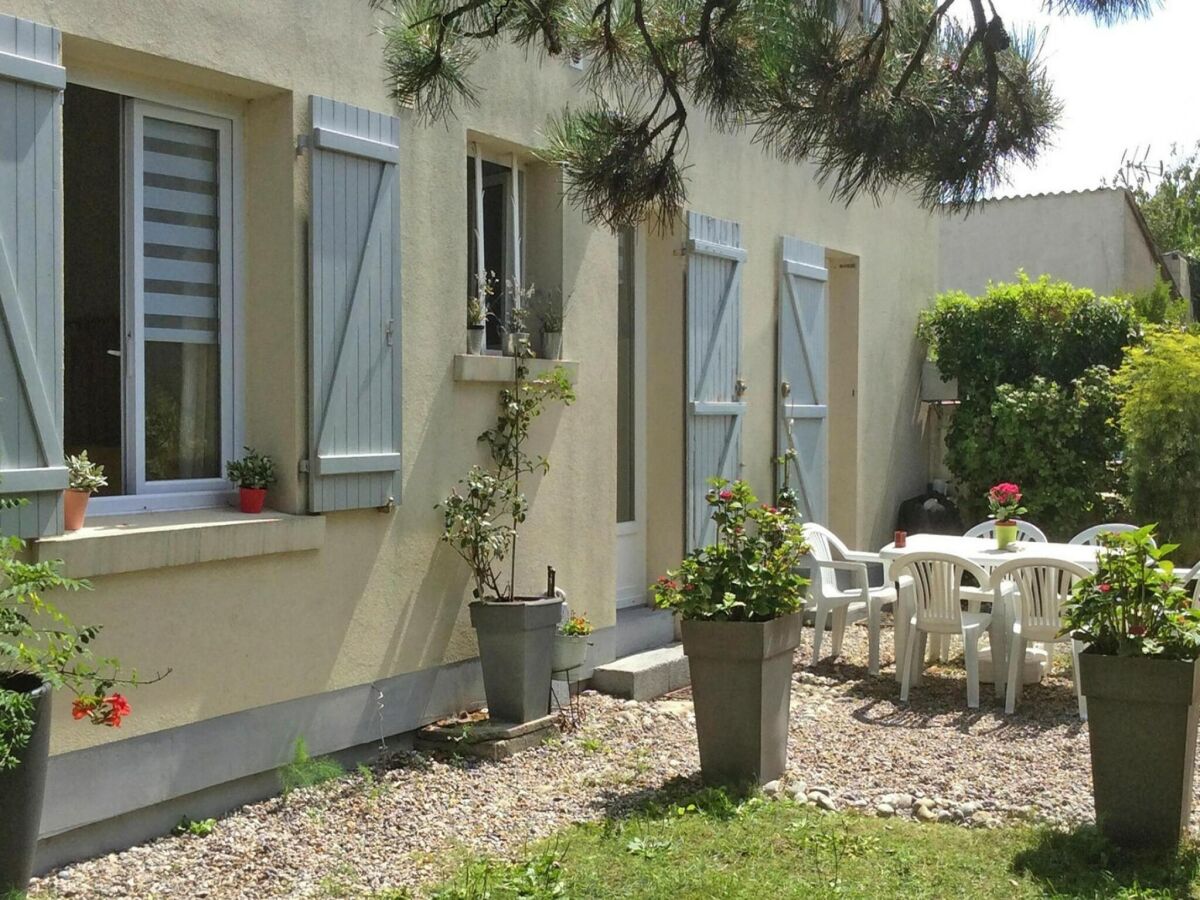 Apartment Beachside Flat with Sunny Patio